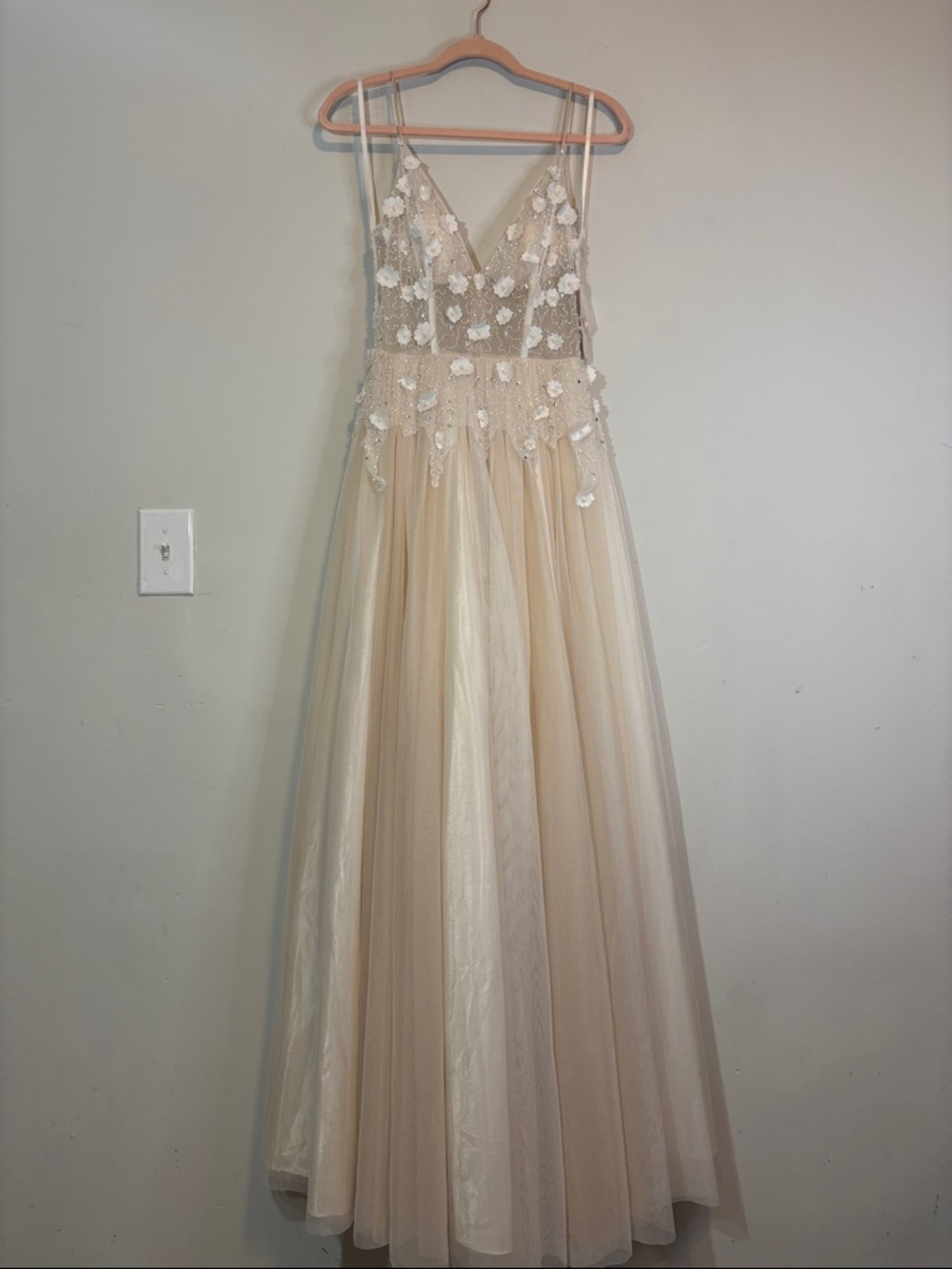 NWT Formal Gianni Bini Ivory 3D Floral Appliqué Tulle Mesh Maxi Ball Gown Size 3